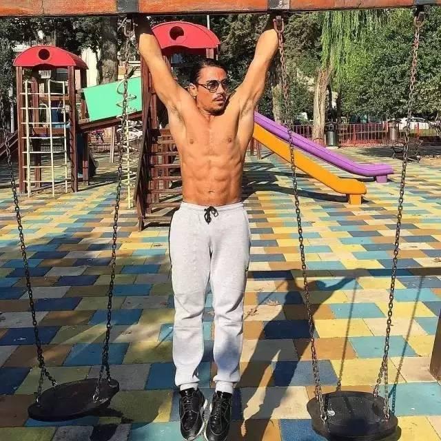 "用一個騷氣的動作征服了50萬粉絲，這個廚子兼屠夫脫了後更酷"