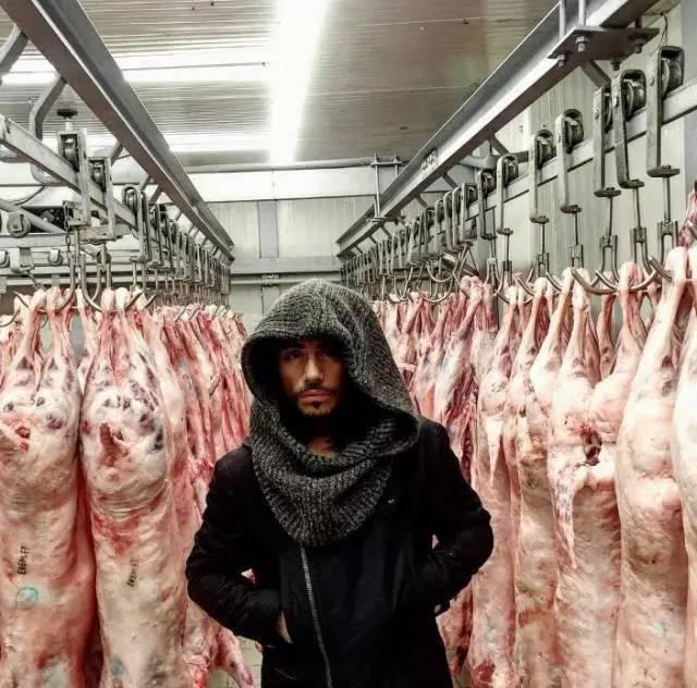 "用一個騷氣的動作征服了50萬粉絲，這個廚子兼屠夫脫了後更酷"
