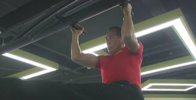 "中國大爺64歲開始擼鐵，67歲練出渾身肌肉，這才叫人生！"