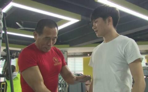 "中國大爺64歲開始擼鐵，67歲練出渾身肌肉，這才叫人生！"
