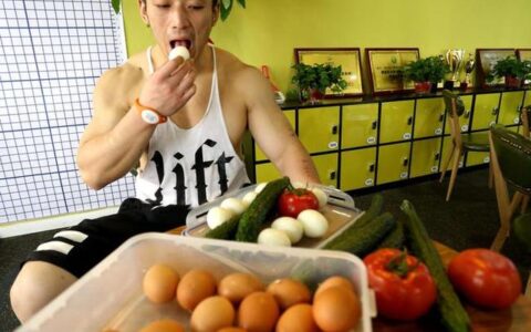 "西安肌肉男健身一天吃40顆雞蛋！他是瘋了嗎還是做得好？"