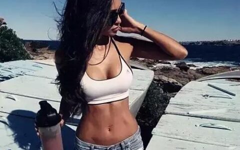 這個澳洲馬甲線女王是怎樣練腹肌的？