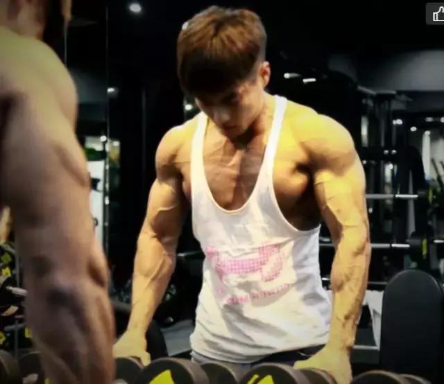 "健身6年活出中國男人風，肌肉滿屏溢出雄性荷爾蒙！"