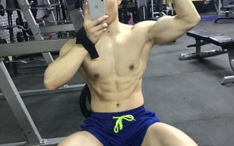 "愛健身的小白領，每天擼鐵一小時，堅持三年，練出胸肌公狗腰"