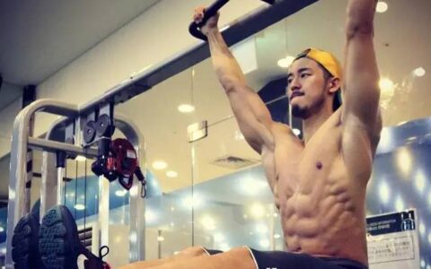 徒手練胸、腹肌，給你一副公狗腰！