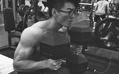 "健身多年，終於練出腹肌，希望今年迎來人生的第一場比賽"