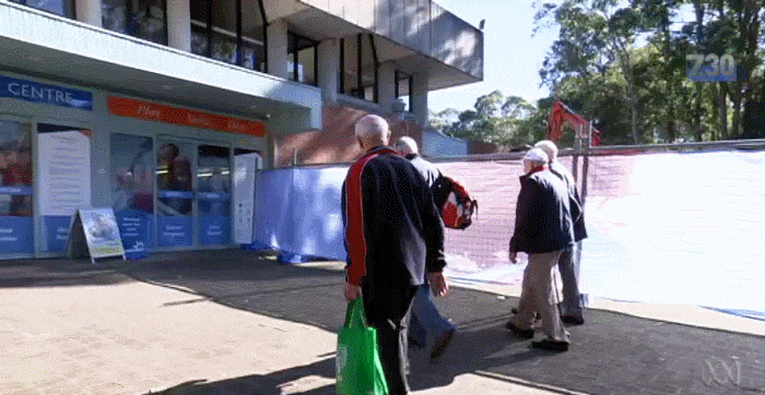 4位老人走進澳洲一家游泳館，脫光衣服後，所有人都被震撼了