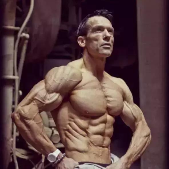 全球身體脂肪含量最低的男子是怎樣的？來，你們隨意感受一下