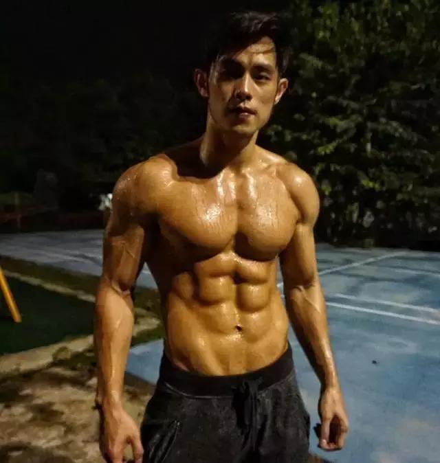 他從胖子變身肌肉男，胸肌腹肌完美，走紅馬來西亞