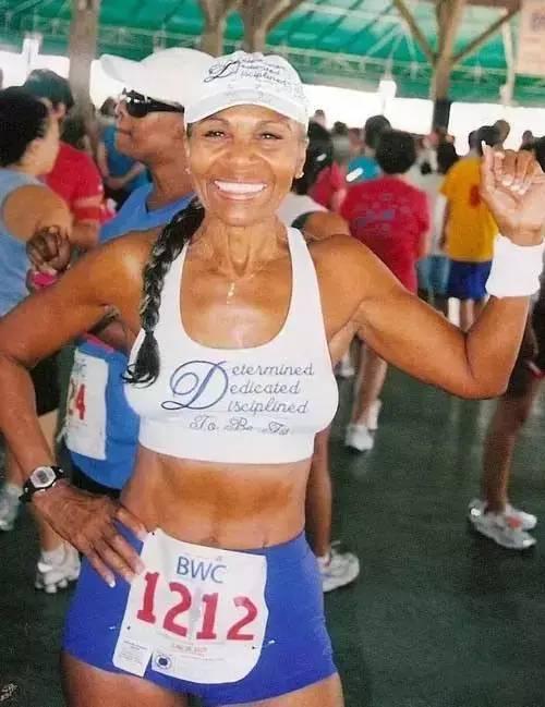 她56歲開始健身，在80歲這年，有了比18歲還要驚豔的身材！