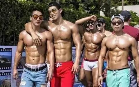 一群肌肉男大街上秀肉，肌情四射！