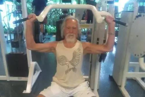 74歲依舊滿身肌肉，教人健身收一元，他的老年生活有不一樣的精彩