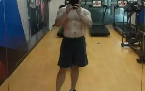 當中年人紛紛曬起身材，也就沒小鮮肉什麼事兒了