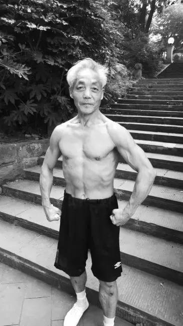 中國73歲大爺，每天100個俯臥撐打底，一身健碩的肌肉完爆小鮮肉！