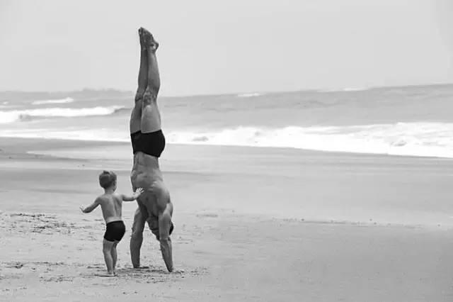 最帥奶爸跟3歲兒子玩健身，秀的不僅是八塊腹肌！