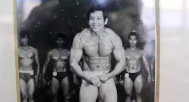 74歲依舊滿身肌肉，教人健身收一元，他的老年生活有不一樣的精彩