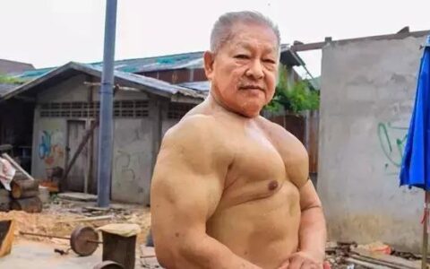 74歲依舊滿身肌肉，教人健身收一元，他的老年生活有不一樣的精彩