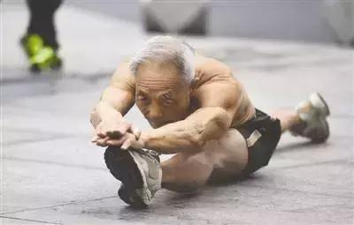 中國73歲大爺，每天100個俯臥撐打底，一身健碩的肌肉完爆小鮮肉！