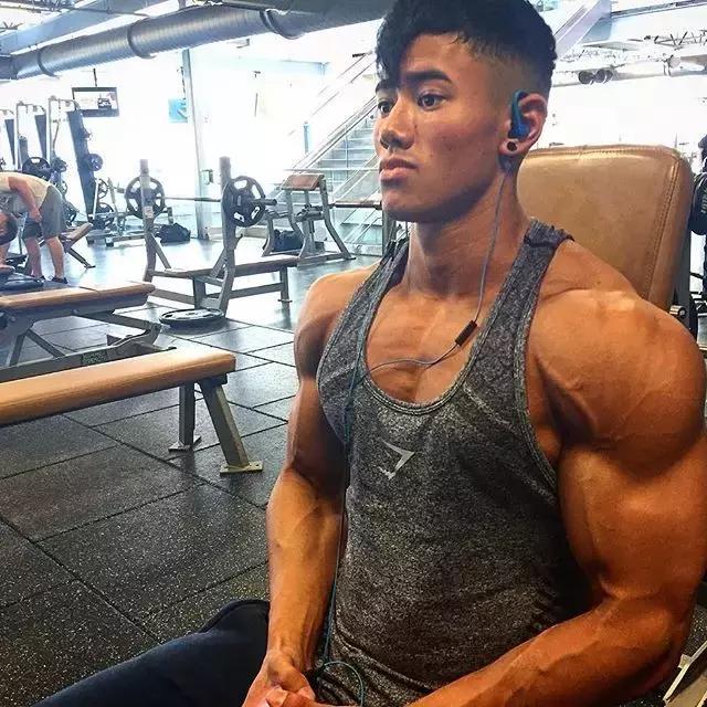 當亞洲面孔配上歐美般的肌肉，這個21歲男生究竟有多帥？