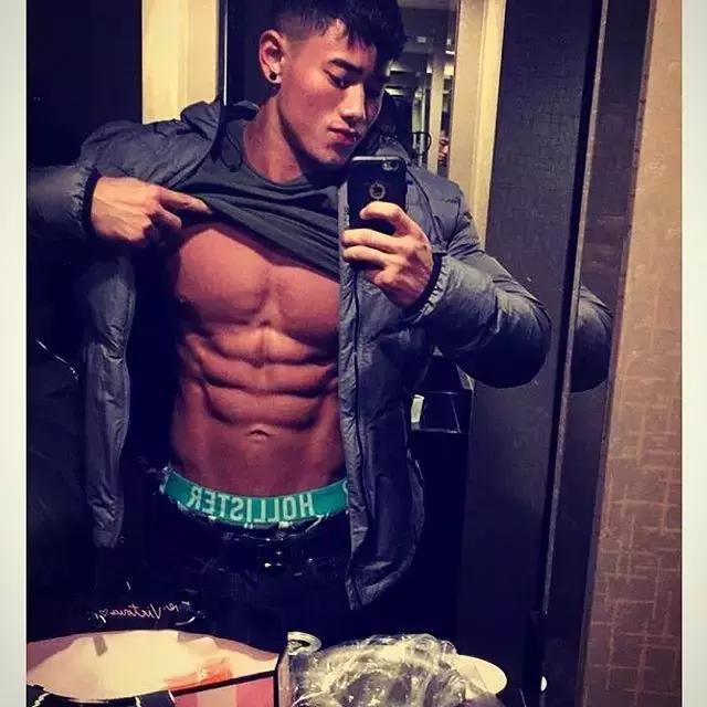 當亞洲面孔配上歐美般的肌肉，這個21歲男生究竟有多帥？