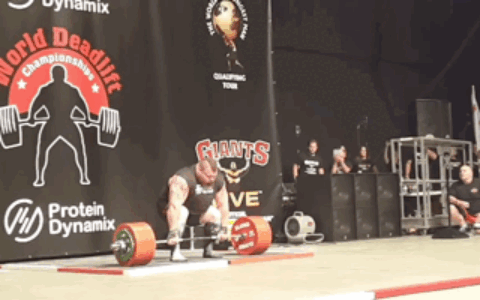 他硬拉500kg！破了紀錄，血管爆了...