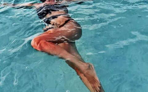 48歲抱著兩個孫女出道，她憑什麼秒殺超模爆紅網絡？