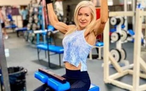 她48歲開始健身，64歲練出健美身材，還吸引眾多異性追求