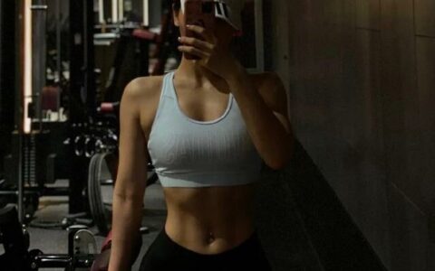 杭州24歲女孩迷上健身，用鐵塊雕琢身體曲線，如今成為健美女神