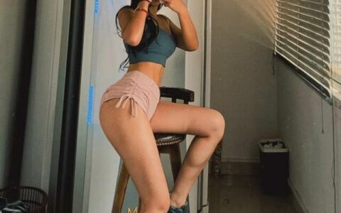 90後最美女會計脫下工裝、完美身材，網友：我也要去健身