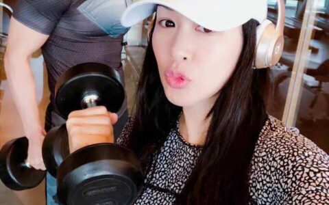 鍾麗緹50歲的年齡，25歲的身材，凍齡離不開健身運動和自律