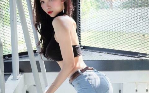 馬來西亞的正妹，纖腰翹臀妖艷迷人，「香肩美背」更顯性感