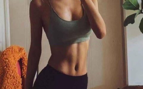 女生的腹肌照可以有多好看？你有嗎？