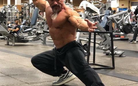 55歲大叔，堪比現實版″龜仙人″超高的肌肉含量，秒殺一切年輕人