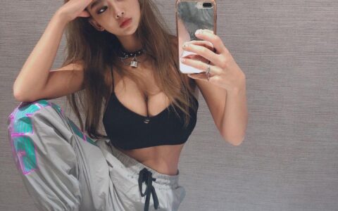 韓國網拍正妹，身材完美，甚至MV因為太性感而被下線