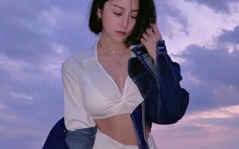 加上性感緊致的身材，這位主持人火了，網友直呼我的菜