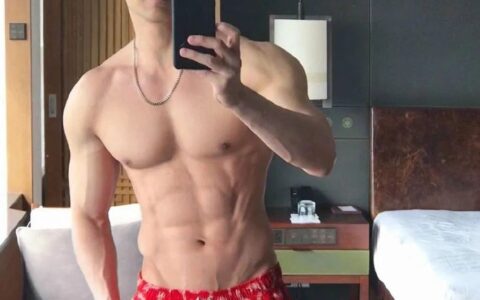 54歲大叔逆天童顏，脫掉衣服後引網友尖叫：我可以！