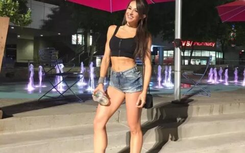 只因5年前的一張健身海報，如今她成了全球健美冠軍!