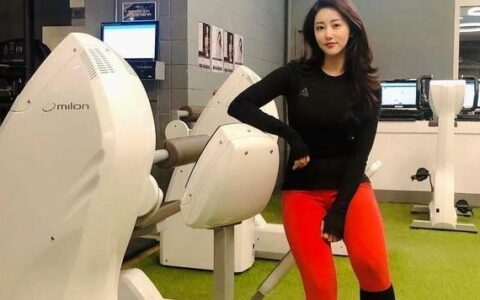 韓國美女老師有著完美的身材，常做這些健身動作也許你也可以