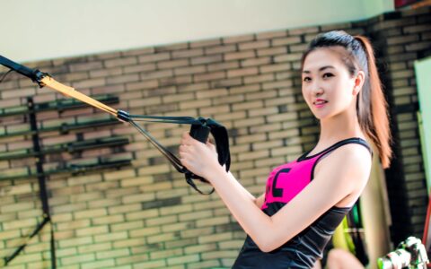 手臂鬆弛顯胖又顯老，8個動作，幫你緊致手臂，消滅拜拜肉
