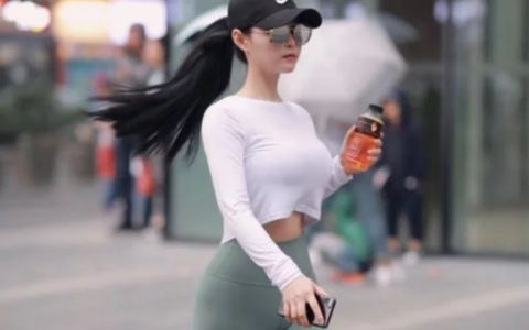 成都美女愛逛街，身材火辣讓人羨慕不已，1項運動或許功勞最大