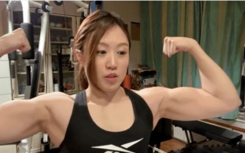 85後日本女生，一次連續做了12個引體向上，健身6年手臂肌肉強壯