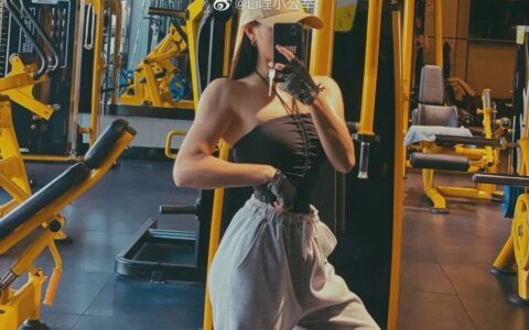 90後萌妹曬出健身照，瞬間變身霸氣的健身女神！