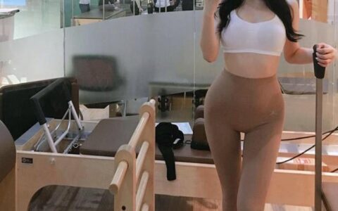 身材高挑、體型勻稱，被稱為「普拉提女神」，小白如何練習？