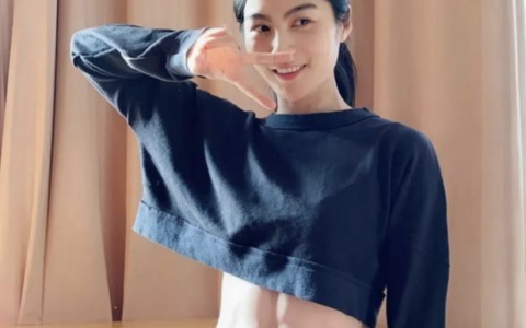 37歲「馬甲線女神」李彬茹！高挑的身材、纖細的腰身，想不想擁有