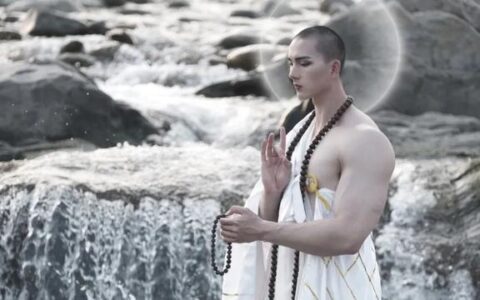 20歲上海肌肉小哥cos游戲武尊，看到身材，網友大呼：讓人想破戒