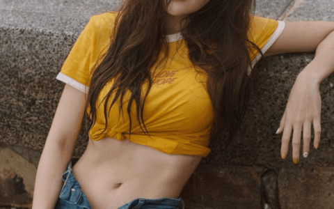 泰國清純網紅Rossarin Klinhom細腰太絕了，找一條合身的褲子都難