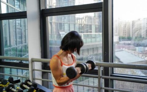 女大學生堅持鍛鍊，塑造完美女神形象，堅持幾項運動幫你練同款