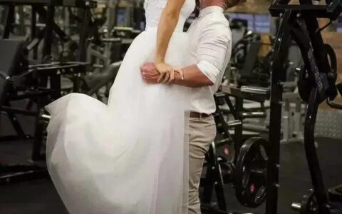 新娘婚禮現場硬拉180kg，網友看後不淡定了