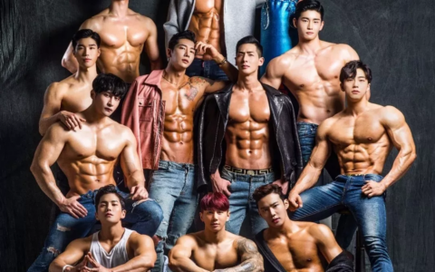 中國肌肉男版維秘秀，全場最搶眼的卻是這個韓國帥哥