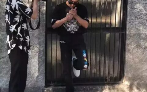 61歲中國大爺驚艷米蘭時裝周，堅持健身40年練出八塊腹肌！